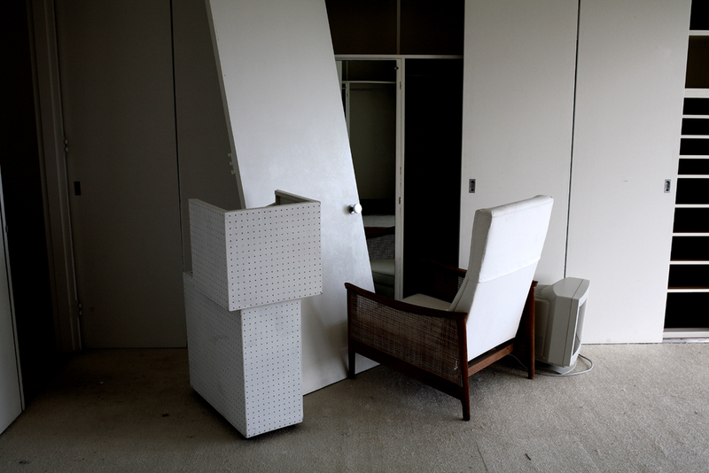 Illustration for article titled The Faded Glory of Dilapidated Modernist Homes